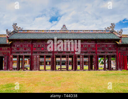 Flur mit roten Fensterläden und Türen neben können Thanh Palast (Palast), die verbotene Stadt Hue, Vietnam abgedeckt Stockfoto