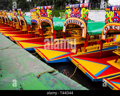 Reihe von traditionellen, bunten Boote in Xochimilco, Mexico City Stockfoto