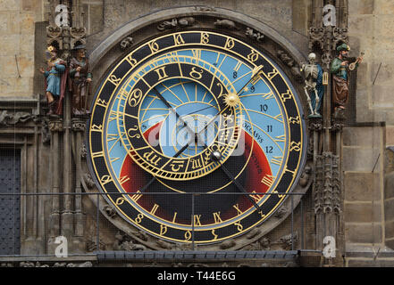 Astronomische Platte der Prag astronomische Uhr (Orloj) auf dem Turm des Alten Rathaus (Staroměstská radnice) auf dem Altstädter Ring in Prag, Tschechische Republik, dargestellt nach der Restaurierung von 2018. Stockfoto