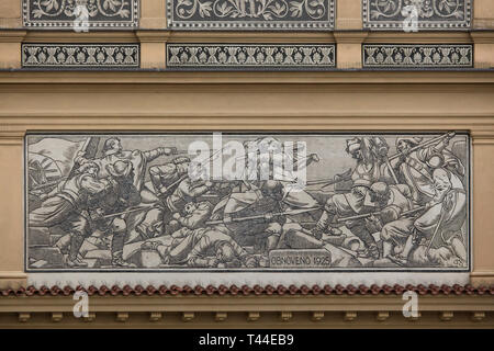 Schlacht auf der Charles Brücke zwischen der schwedischen Truppen und die Verteidiger von Prag während der Schlacht von Prag im Jahre 1648. Schwarze und weiße Sgraffito von tschechischen Künstler František Ženíšek (1883) auf dem Gebäude der Altstadt Wasserwerke (Staroměstská vodárna) entworfen von tschechischen Architekten Antonín Wiehl, jetzt Gehäuse der Bedřich Smetana Museum (Muzeum Bedřicha Brno) auf Novotného lávka neben der Karlsbrücke in Prag, Tschechische Republik. Das Wandbild wurde 1925 repariert. Stockfoto