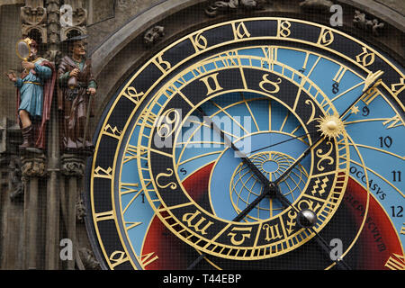 Astronomische Platte der Prag astronomische Uhr (Orloj) auf dem Turm des Alten Rathaus (Staroměstská radnice) auf dem Altstädter Ring in Prag, Tschechische Republik, dargestellt nach der Restaurierung von 2018. Stockfoto