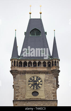 Neue Uhr auf dem Turm des Alten Rathaus (Staroměstská radnice) auf dem Altstädter Ring in Prag, Tschechische Republik, dargestellt nach der Restaurierung von 2018. Die neue Uhr mitteilt, dass entsprechend der barocken Art und Weise, als eine lange hand Stunden und ein kurzer Hand Punkte Min. Stockfoto