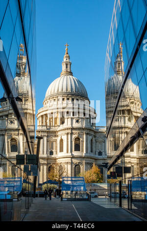 Die St Paul's Kathedrale, von einem neuen Ändern, Cheapside, London Stockfoto