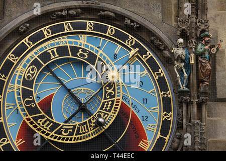 Astronomische Platte der Prag astronomische Uhr (Orloj) auf dem Turm des Alten Rathaus (Staroměstská radnice) auf dem Altstädter Ring in Prag, Tschechische Republik, dargestellt nach der Restaurierung von 2018. Stockfoto