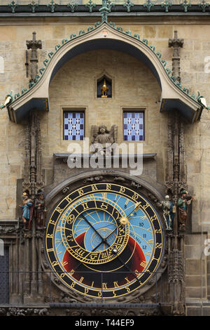 Prag astronomische Uhr (Orloj) auf dem Turm des Alten Rathaus (Staroměstská radnice) auf dem Altstädter Ring in Prag, Tschechische Republik, dargestellt nach der Restaurierung von 2018. Stockfoto