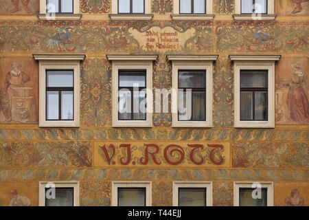 Neo-Renaissance Wandmalerei auf dem Haus an der Rott (Rottův dům) in Malé náměstí Marktplatz in Staré Město (Altstadt) in Prag, Tschechische Republik. Die Gebäude des tschechischen Architekten Eduard Rechziegel wurde 1890 erbaut. Die Wandbilder nach tschechischen Malers Mikoláš Aleš wurden von Ladislav Novák und Arnošt Hofbauer gemalt. Stockfoto