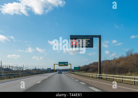 Ein Hinweisschild auf der Autobahn zeigt starken Wind in schwedischer Sprache Stockfoto