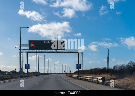 Ein Schild auf einer Autobahn, starker Wind in schwedischer Sprache Stockfoto