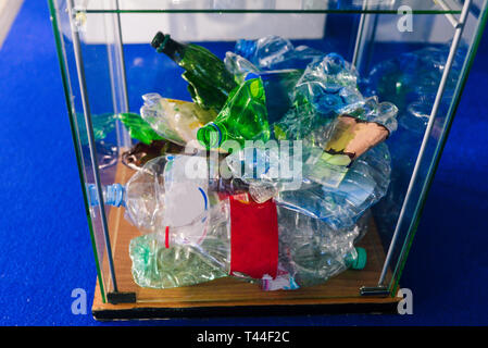 Zerknitterte Plastikflaschen in einem Glas urn. Ein Haufen zerknüllter Plastikflaschen. Das Problem der Verwertung. Recycling von Abfall. Separate garbage collection Stockfoto