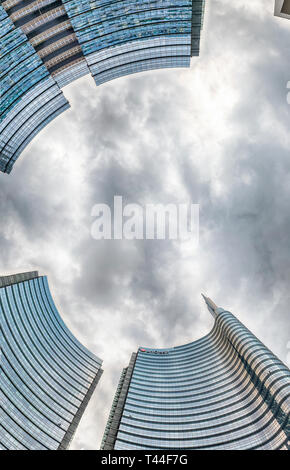 Mailand - MÄRZ 30: Blick von Unten nach Oben der Unicredit Turm Komplex, iconic Wolkenkratzer, Teil einer Gruppe von Geschäftshäusern in Piazza Gae Aule Stockfoto