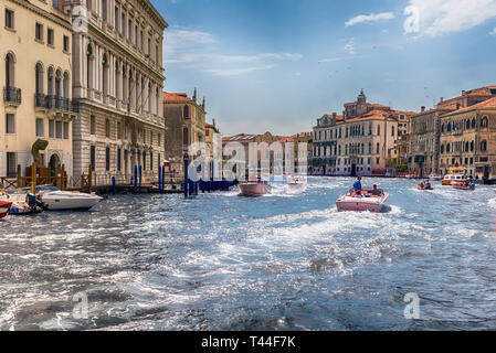 Venedig, Italien - 29. April: Malerische Architektur entlang des Canale Grande im Stadtteil San Marco von Venedig, Italien, 29. April 2018 Stockfoto