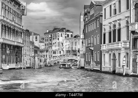 Venedig, Italien - 29. April: Malerische Architektur entlang des Canale Grande im Cannaregio-Viertel, Venedig, Italien, 29. April 2018 Stockfoto