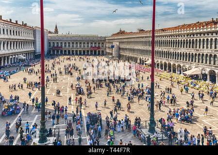 Venedig, Italien - 29. April: Luftaufnahme von Touristen, die in der berühmten Piazza San Marco (St. Mark's Square), sozialen, religiösen und politischen Zentrum von Stockfoto