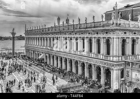 Venedig, Italien - 29. April: Luftaufnahme von Touristen, die in der berühmten Piazza San Marco (St. Mark's Square), sozialen, religiösen und politischen Zentrum von Stockfoto