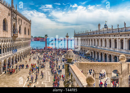 Venedig, Italien - 29. April: Luftaufnahme von Touristen, die in der berühmten Piazza San Marco (St. Mark's Square), sozialen, religiösen und politischen Zentrum von Stockfoto