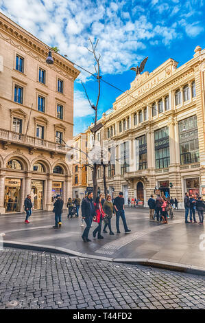 Rom - November 18: Ein ganz normaler Tag in der berühmten Via Condotti, beschäftigt und modischen Street von Rom, Italien, November 18, 2018. Die Straße contai Stockfoto