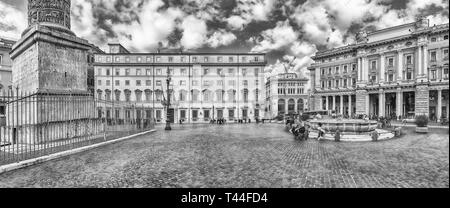 Rom - 18. NOVEMBER: Panoramablick auf die wunderschöne Piazza Colonna im historischen Herzen von Rom, Italien, 18. November 2018. Es ist für den Marmor genannt Stockfoto