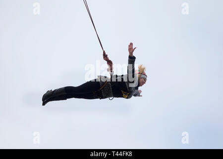 Belarus, Gomel, März 08, 2019. Das Springen von der Brücke zum Seil. Ropejumping. Eine ältere Frau springt aus großer Höhe und Fliegen auf dem Seil in Th Stockfoto