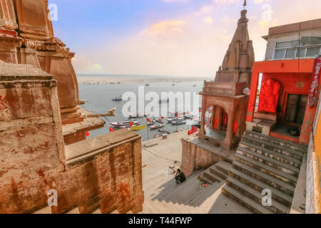 Varanasi antike Stadt Architektur mit Luftaufnahme von Varanasi Ganges ghat mit Holz- Touristen Boote Stockfoto