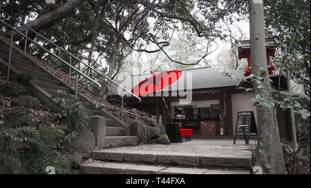 Einen japanischen roten Dach in der Landschaft von Japan. Eine schwarze, weiße und rote Ton Foto. Stockfoto