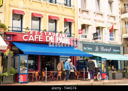 Bergerac, Frankreich - 21 August 2018: Café de Paris Restaurant Besucher plaudern auf der Straße in der Stadt Cherbourg. Normandie Frankreich Stockfoto