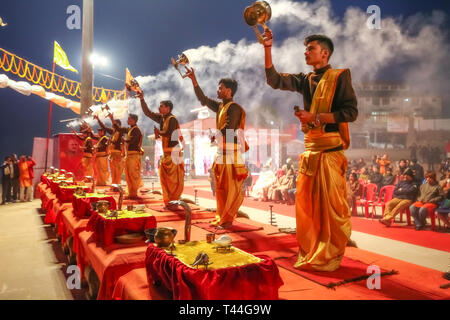 Jungen Hindu Priester führen traditionelle Ganga Aarti Zeremonie Rituale mit Feuer vor Sonnenaufgang auf dem Ganges in Varanasi, Indien. Stockfoto