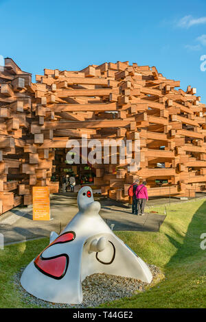 Personnage Skulptur von Joan Miro vor den Wäldern des Netzes im Hakone Open Air Museum, Japan Stockfoto