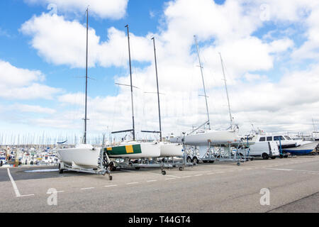 Bergerac, Frankreich - 21 August 2018: Segelboote im Jachthafen von Port Chantereyne in Cherbourg. Arromanches-les-Bains, Normandie, Frankreich Stockfoto