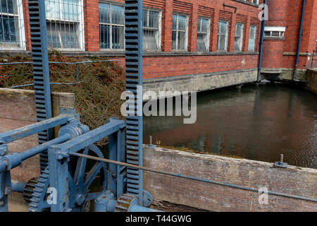 Baufälligen historischen Belper Cotton Mills benötigen dringend reparieren, Belper Derbyshire. England.DE Stockfoto