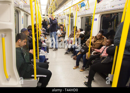 District Line U-Bahn, Victoria, London, England, Vereinigtes Königreich Stockfoto