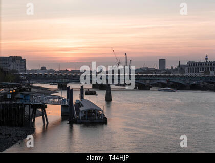 London Sonnenuntergang am Flussufer mit Bridge View und dramatischen Himmel Stockfoto