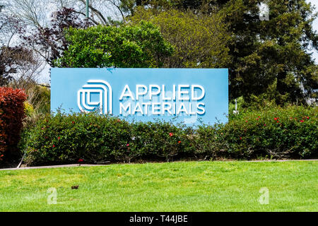 April 11, 2019 Santa Clara/CA/USA - Applied Materials Schild am Eingang zum Campus der Firma im Silicon Valley, South San Francisco posted b Stockfoto