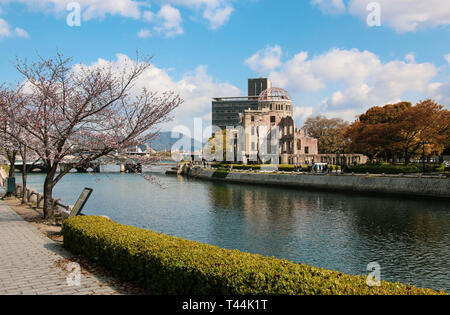 HIROSHIMA, Japan - 01 April, 2019: Atomic Bomb Dome oder A-Bombe Kuppel (Genbaku Dome-mae), ein Teil des Hiroshima Peace Memorial Park in Hiroshima, Japa Stockfoto