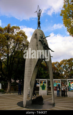 HIROSHIMA, Japan - 01 April, 2019: Touristen, die in Children's Peace Monument, Sadako Sasaki und die Kinder Opfer der atomaren Bo zu gedenken. Stockfoto