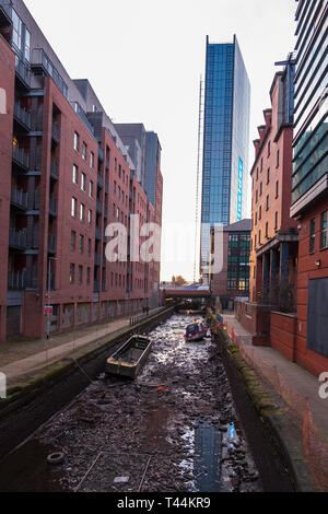 Ansicht der Rochdale Canal in Manchester, England hier gesehen von Wasser geleert. Insgesamt ist es ein schiffbarer Kanal zwischen Manchester und Sowerby Stockfoto