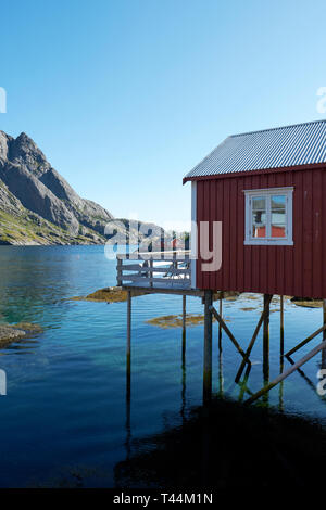 Eine typische rote Waterside House in Nusfjord ist ein kleines Fischerdorf in Nordland, Norwegen, am südlichen Ufer der Insel Flakstadøya Stockfoto