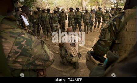 Belgischen Special Forces beraten Nigrischen Soldaten, während eine Klasse auf dem Boden Bewegung und Angriff auf ein Ziel, am Lager Po, Burkina Faso, am 13.02.20, 2019, während der musketen 19. Flintlock ist eine jährliche Special Operations und State Department Übung, an der mehr als 2.000 Soldaten, Flieger, Marine- und Polizeikräfte aus 30 nation Kräfte. Lehren aus Flintlock Stärkung der globalen Sicherheit fördern multinationale Institutionen, Austausch von Informationen und die Interoperabilität zwischen West- und Partnerstaaten in Nord- und Westafrika zu entwickeln. (Armee Stockfoto