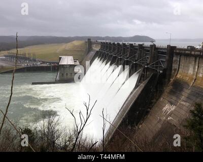 Wolf Creek Damm in Jamestown, Ky., releases Wasser vom See Cumberland Feb 20, 2019. Stockfoto