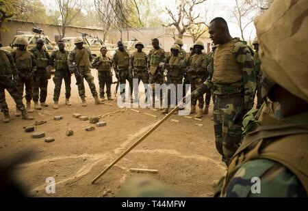 Ein Nigrischen Commander schliesst eine Überprüfung der Maßnahmen nach einem Training Angriff auf einen Befehl der Feind und Control Node, am Lager Po, Burkina Faso, am 13.02.20, 2019, während der musketen 19. Flintlock ist eine jährliche Special Operations und State Department Übung, an der mehr als 2.000 Soldaten, Flieger, Marine- und Polizeikräfte aus 30 nation Kräfte. Lehren aus Flintlock Stärkung der globalen Sicherheit fördern multinationale Institutionen, Austausch von Informationen und die Interoperabilität zwischen West- und Partnerstaaten in Nord- und Westafrika zu entwickeln. (Armee Stockfoto