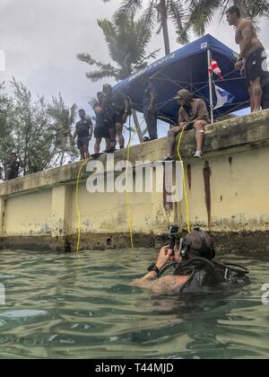 SANTA Rita, Guam (Feb. 20, 2019) Segler auf Mobile Tauchen und Bergung (MDSU) 1 und Matrosen mit Sri Lankan Navy im Training teilnehmen, in Vorbereitung auf die Übung Zusammenarbeit flott Bereitschaft und Weiterbildung (Karat), Sri Lanka, 19. Diese pre-übung Training wurde konzipiert, um die Sri Lankan Mannschaft mit Ausrüstungen und Praktiken, die bis zum Fall ab April vertraut zu machen. Stockfoto