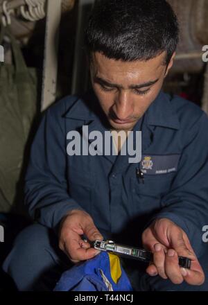 Atlantik (Feb. 20, 2019) der Bootsmann Mate Seemann Ahmed Ziara, von Buffalo, N.Y., führt die Instandhaltung auf der Mark I Schwimmweste in der Vorwärts Bootsmann mate Schließfach an Bord der Arleigh-Burke-Klasse geführte Anti-raketen-Zerstörer USS Bainbridge (DDG96) während der Composite Trainingsgerät Übung (COMPTUEX), 24.02.20. Bainbridge Zurzeit ist die Durchführung von COMPTUEX mit Carrier Strike Group (CSG) 12. Die Komponenten der CSG 12 verkörpern ein "Team-von-Teams" Konzept, die moderne Oberfläche, Luft und Systeme zu erstellen und die operativen Fähigkeiten unterstützen. Dieses ermöglicht Ihnen für und Zusammenarbeit Stockfoto