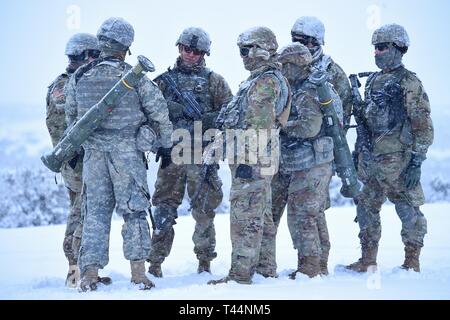 Soldaten aus Charlie Company, 2-116 th Kavallerie Brigade Combat Team, Idaho Army National Guard, Praxis kombinierte Waffen Infanterie Bataillon, squad Ebene Bewegungen auf den Obstgarten Combat Training Center, Jan. 20, 2019. Die Ausbildung kombiniert trocken Feuer Probe im Live Fire Übung gipfelte. Stockfoto