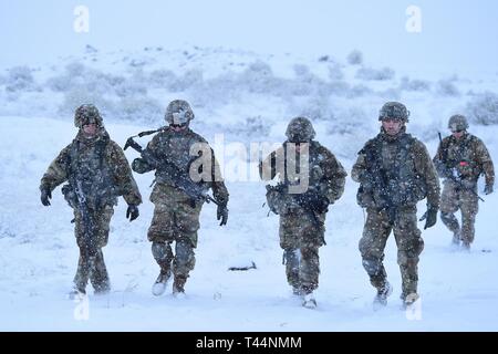 Soldaten aus Charlie Company, 2-116 th Kavallerie Brigade Combat Team, Idaho Army National Guard, Praxis kombinierte Waffen Infanterie Bataillon, squad Ebene Bewegungen auf den Obstgarten Combat Training Center, Jan. 20, 2019. Die Ausbildung kombiniert trocken Feuer Probe im Live Fire Übung gipfelte. Stockfoto