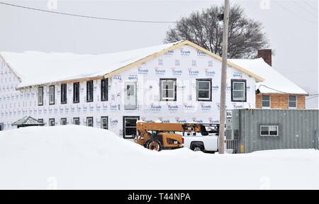 Fremdfirmen mit Platt Bau von Tomah, Wis., die Arbeit an der ehemaligen Gemeinschaft Activity Center, Gebäude 2000, am 13.02.20, 2019, als Teil eines $ 5,1 Millionen Renovierung des Gebäudes. Bau Fertigstellung ist für Herbst 2019 geplant. Wenn der Vorgang abgeschlossen ist, wird das Gebäude der Armee finden Mobilisierung Force Generation Mission bei der Installation unterstützen. Stockfoto