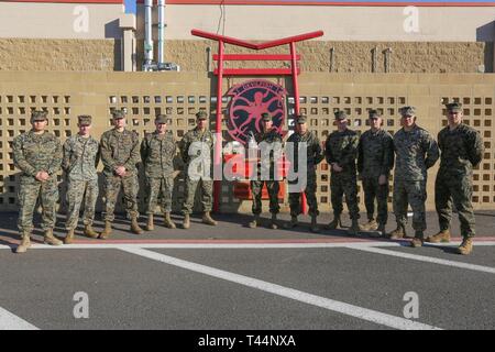 Neun Marines aus marinen Aviation Logistics Squadron (MALS) 11, Marine Aircraft Group (MAG) 11, 3. Marine Flugzeugflügel, in der Competition-In konkurriert - Arme Programm (Ciap), Western Division Schießen bringt, bei Marine Corps Air Ground Combat Center Twentynine Palms, Calif., Feb., S. 1-15. Kapitän Fabio Salas, Sgt. Mikel Donaldson, Sgt. Kir Meier, Sgt. Hubbard Campbell, und Lance Cpl. Tyler Holland den ersten Platz in der grossen Einheit Team Gewehr Wettbewerb und brachte die San Diego Trophäe, das erste mal ein MALS diese Ehre seit 1921 erreicht hat. Das Programm erweitert die Kenntnisse innerhalb der Marine Stockfoto