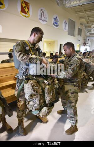 U.S. Army Command Sgt. Maj. Jose A. Munoz, Command Sgt. Maj. Der 54 Brigade Ingenieur Bataillon, 173Rd Airborne Brigade, führt jumpmaster Vorabnahme Sgt. Chaver Beasley an Aviano Air Base in der Vorbereitung für Airborne Operations auf Julia Drop Zone in Pordenone, Italien Feb 21, 2019. Die 173Rd Airborne Brigade ist der US-Armee Contingency Response Force in Europa, die in der Projektion bereit Kräfte überall in den USA in Europa, Afrika oder Verantwortungsbereich Zentrale Befehle". Stockfoto