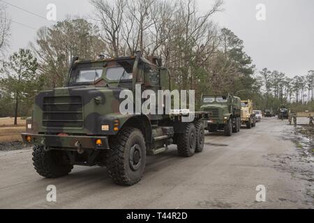 Marines durchgeführt Konvoi Operationen zur Unterstützung der simulierten Ausländische humanitäre Hilfe auf Lager Geiger, Nord-Carolina, Feb 21, 2019. Der Zweck der übung war, die Marines mit ressortübergreifende Koordinierung vertraut zu machen und den Prozess der Bereitstellung von Beihilfen führen. Die Marines sind mit der Bekämpfung der Logistik Bataillon 24, 24 Marine Expeditionary Unit. Stockfoto