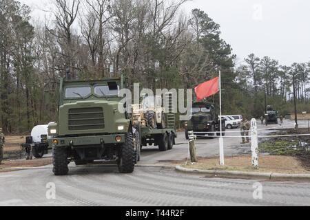 Marines durchgeführt Konvoi Operationen zur Unterstützung der simulierten Ausländische humanitäre Hilfe auf Lager Geiger, Nord-Carolina, Feb 21, 2019. Der Zweck der übung war, die Marines mit ressortübergreifende Koordinierung vertraut zu machen und den Prozess der Bereitstellung von Beihilfen führen. Die Marines sind mit der Bekämpfung der Logistik Bataillon 24, 24 Marine Expeditionary Unit. Stockfoto