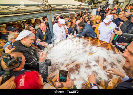 Neapel, Italien. 13 Apr, 2019. Gran Caffè Gambrinus, wo die größte doppelte Mahlzeit je auf der Welt mit einem Durchmesser von zwei Metern vorgestellt werden! Credit: Luigi Rizzo/Pacific Press/Alamy leben Nachrichten Stockfoto