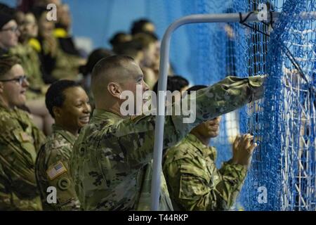 SKWIERZYNA, Polen (Feb. 21, 2019) -- Soldaten und Fans aus 101 Brigade Support Bataillons, 1st Armored Brigade Combat Team, 1.Infanterie Division, beobachten Sie mit Vorfreude während einer freundlich futsal Spiel mit polnischen Soldaten, hier, 24.02.21. Futsal ist eine Variante des Standard outdoor Fußball, auf einem Hartplatz und in der Regel im Innenbereich gespielt. Stockfoto